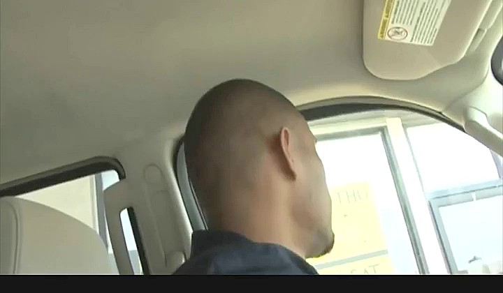 Murzyn tnie cipę sąsiadki