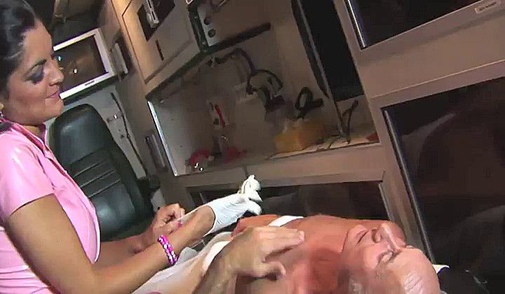 Nagrzane bliźniaczki dają dupy w karetce