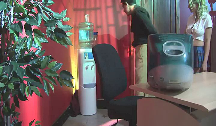 Koleś obsikał zdzirę