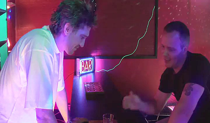 Policjantka daje dupy w barze