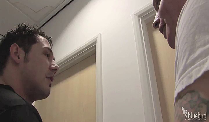 Zdzira oddaje się w klozecie