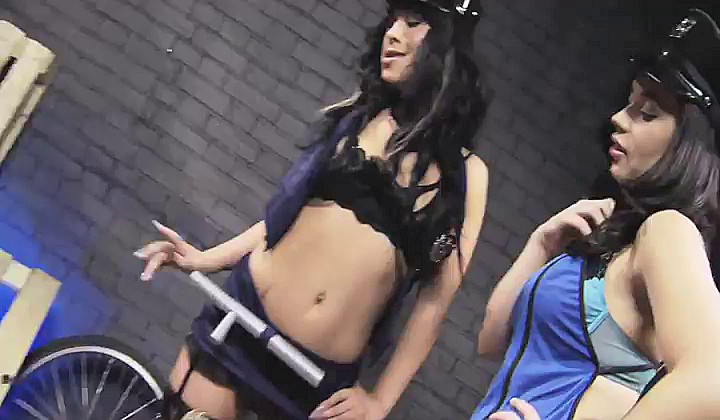 Gorące brunetki dają dupy w ciemnej uliczce