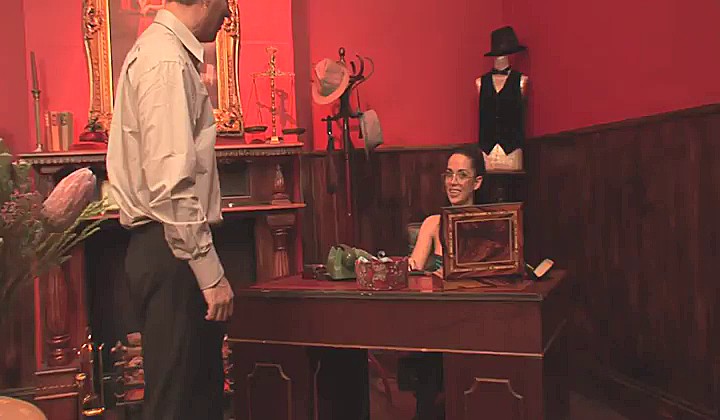 Silikonowa zdzira przeorana w gabinecie