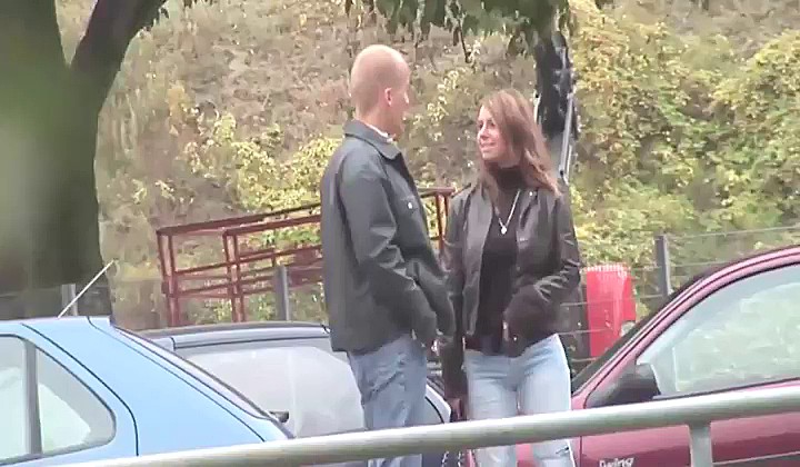 Koleś wyruchał ją w krzakach za kasę