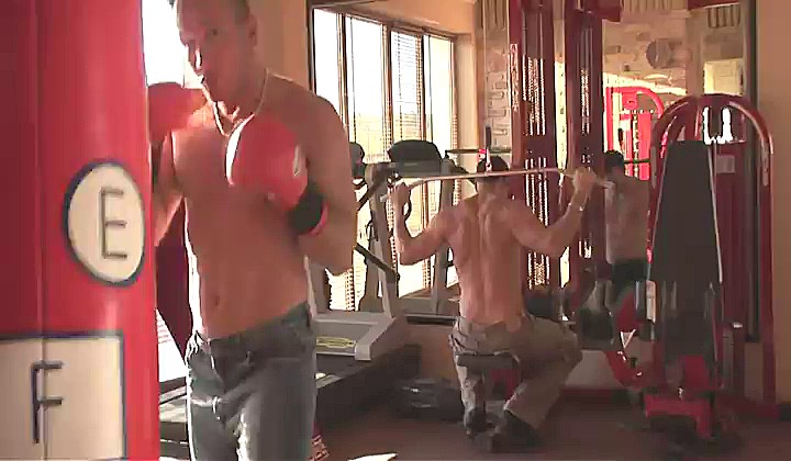 Rżnięcie napalonych plażowiczek