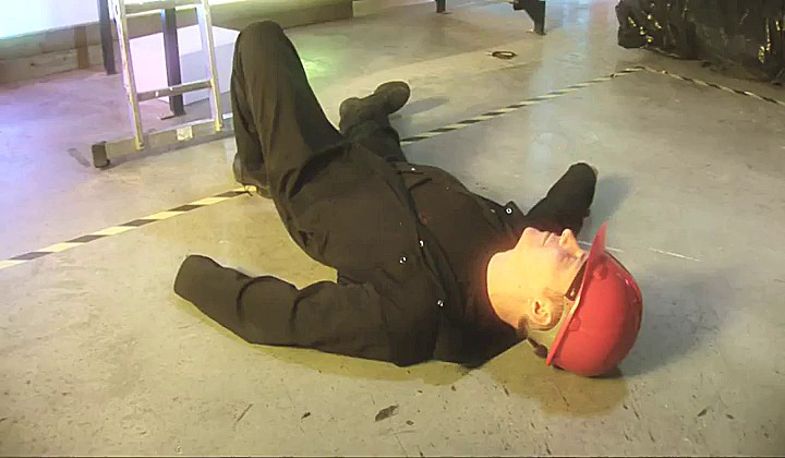 Ratowniczka pomaga mu lodzikiem