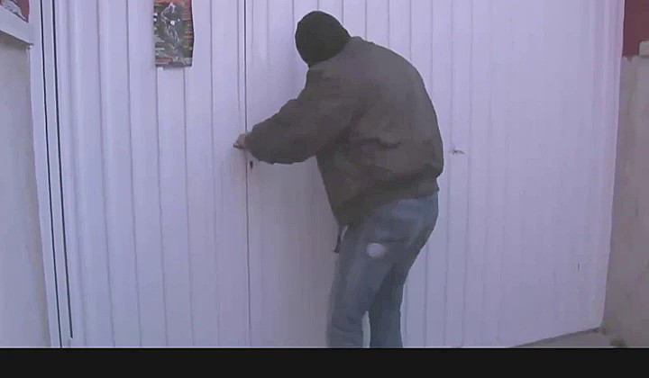 Włamywacz ogolił jej pizdę