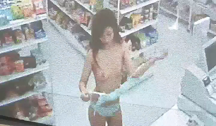 Ładna suczka dogadza sobie palcem