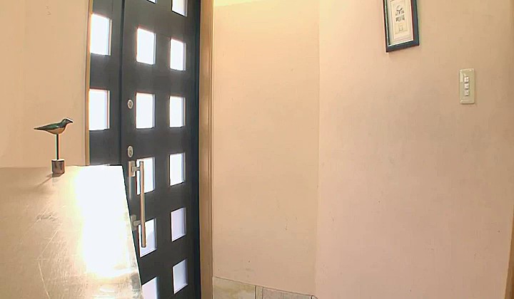 Młoda Azjatka zalewa łóżko