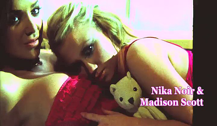 Lesbijska akcja dwóch cycatek