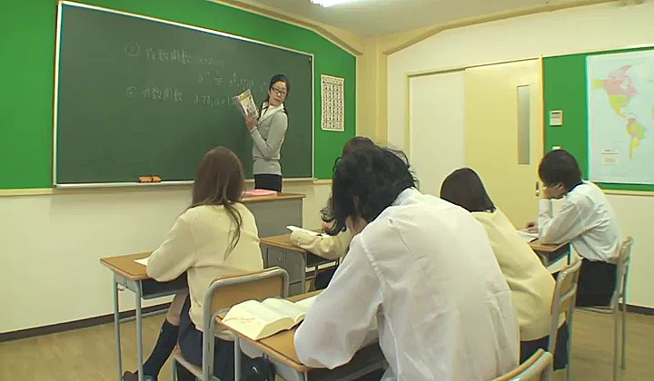 Koleżanka wysysa mu kutasa