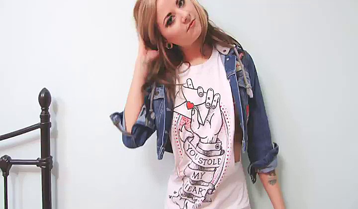 Płaska niunia zrzuca ciuchy