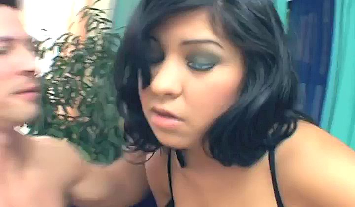 Brunetka łyka spermę z dwóch kijów