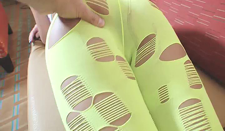 Latynoska ciągnie drąga